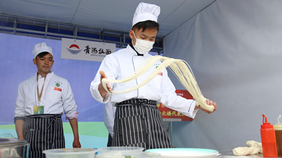 拉面技藝哪家強？來看青?；〉倪@場比拼！